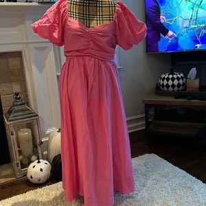 Pink Sweetheart Neck Puff Sleeve
Linen Maternity Midi Dress